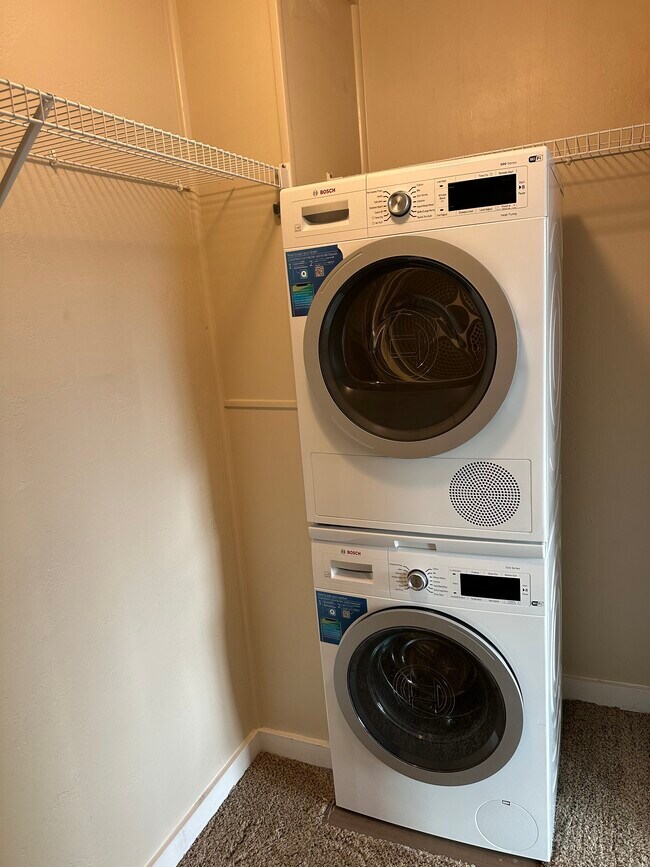 Foto del edificio - 6400 Christie Ave