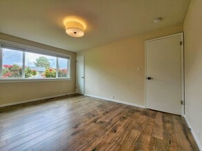 Building Photo - 12233 SE 65th St