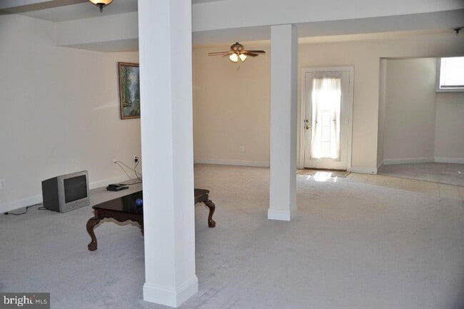 Building Photo - 7582 Venture Dr