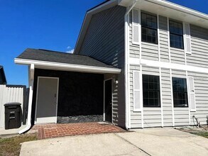 Building Photo - 453 Hemlock St