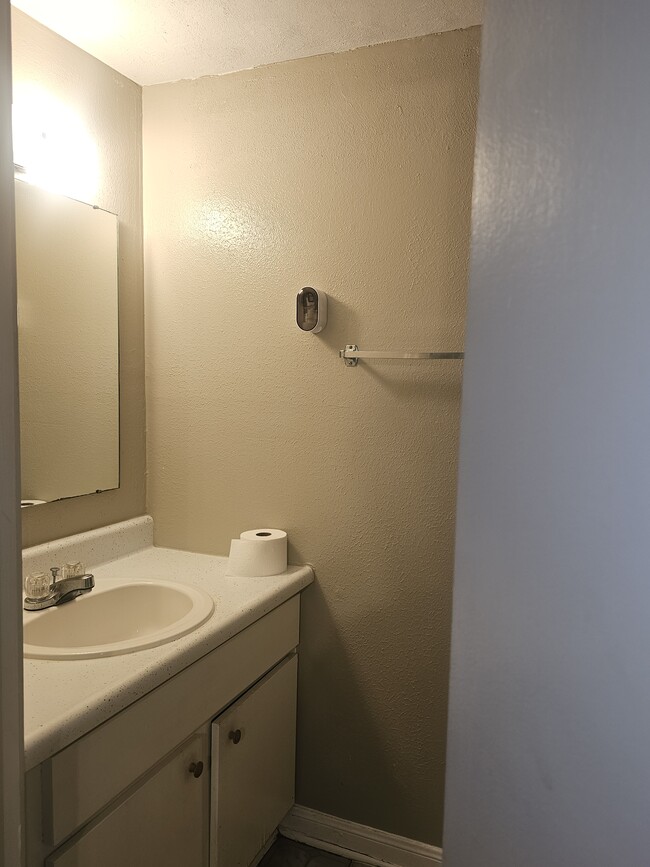 Building Photo - 419 Zinnia Ave