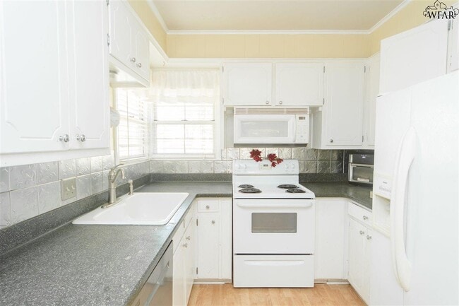 Foto del edificio - 2415 Ellingham