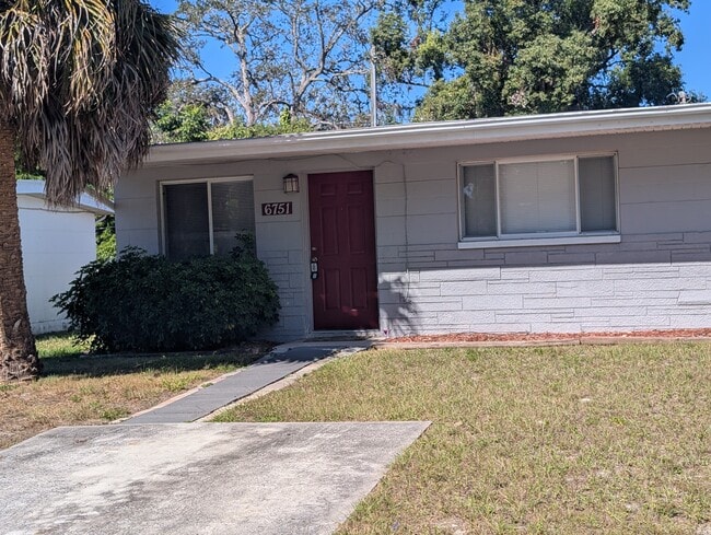 Frente del apartamento - 6751 Carnelian Ave