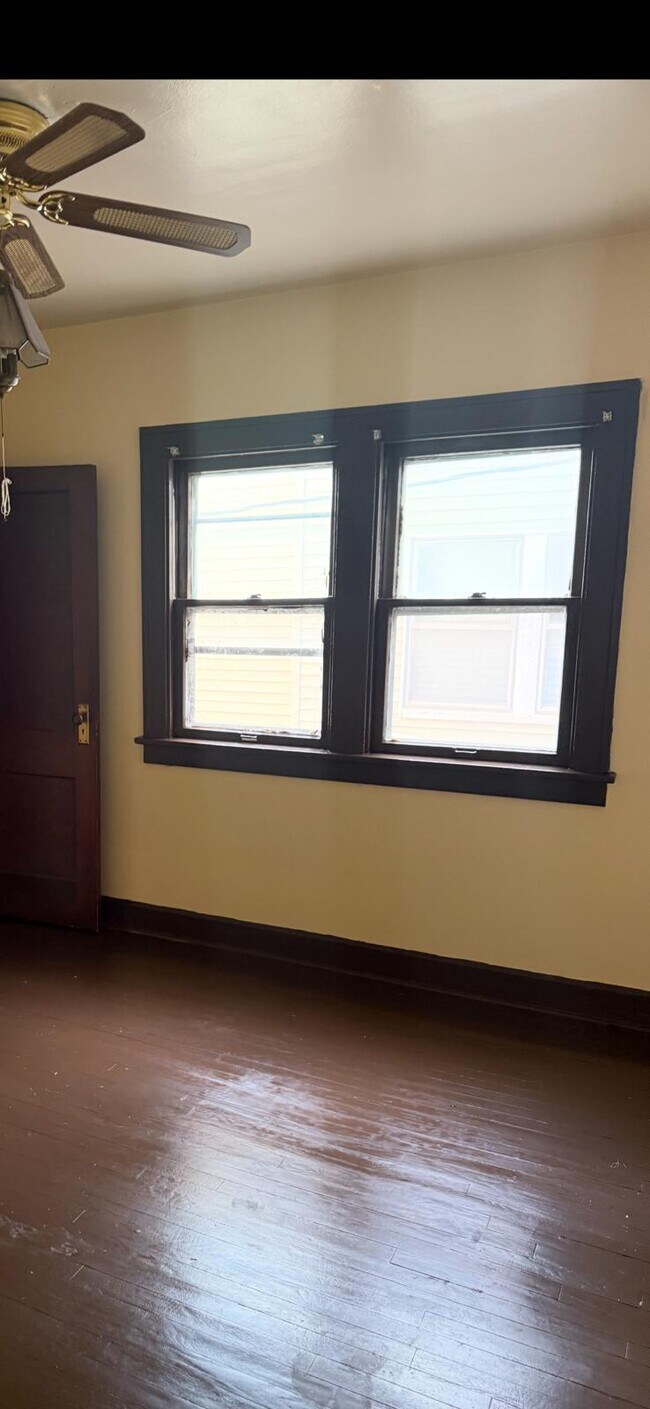 Foto del edificio - 11317 Nelson Ave