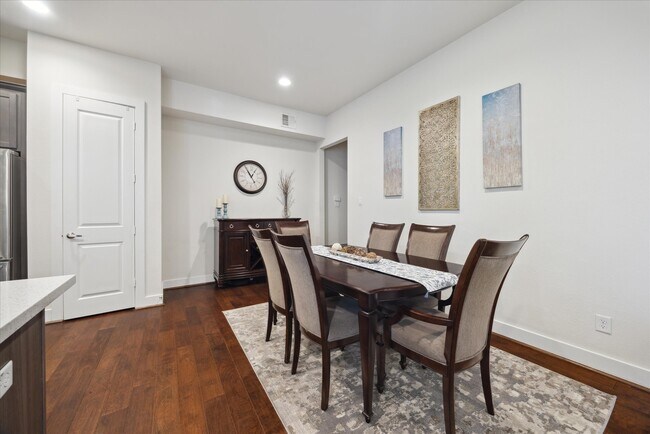 Foto del edificio - 8806 Hollister Pine Ct