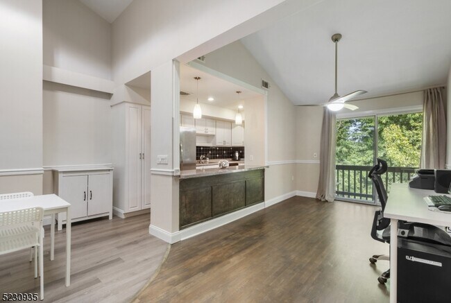 Foto del edificio - 135 Marion Dr