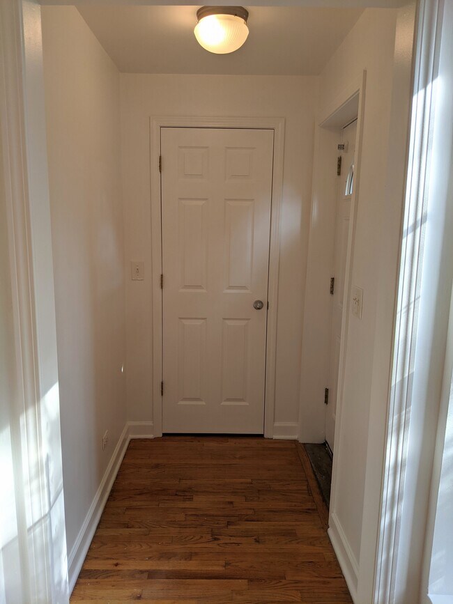 Entry - 916 N Francisco Ave