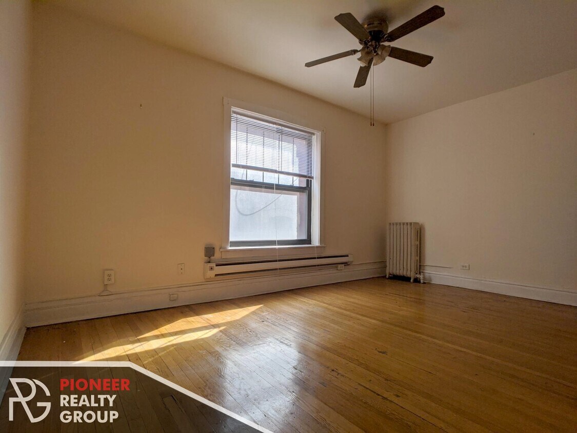 Primary Photo - 2836 N Clark St