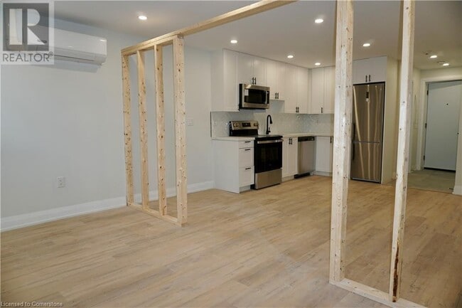 Building Photo - 588 Barton St E