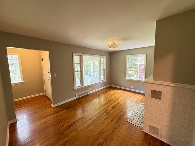 Building Photo - 3 Bedroom, 1 Bath Home in South Bend IN.  ...
