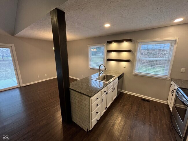 Building Photo - 627 San Carlos Dr