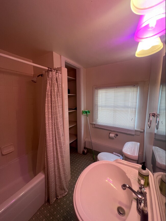 Foto del edificio - This 3bd/3ba is ON Broadway a Great Locati...