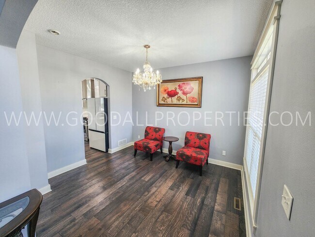 Foto del edificio - 5 Bedroom, 4 bath Two-story in Urbandale b...