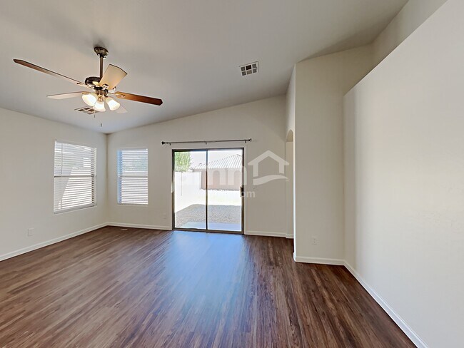 Foto del edificio - 17211 W Watkins St