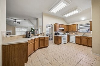 Building Photo - 24027 Floragate Dr
