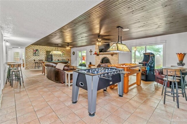 Building Photo - 20 N Shary Rd