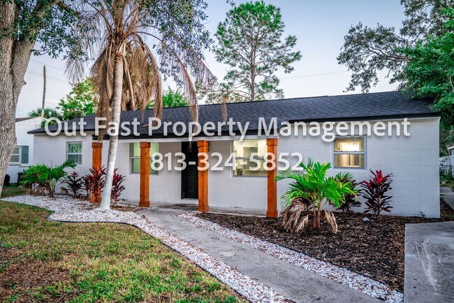 Foto del edificio - Bright Corner-Lot Home Near Bayshore and City Conveniences