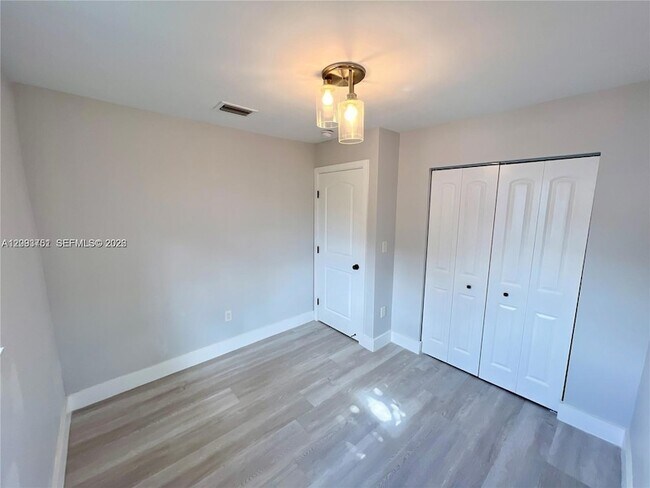 Building Photo - 52ND 21 Nw 52nd Unit 1