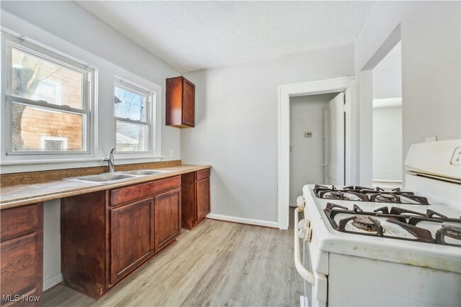 Building Photo - 702 Grace Ave