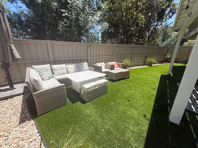 Building Photo - Beautiful 4 bedroom 2.5 bath home in Oak Park