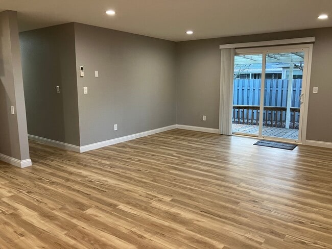 Foto del edificio - Remodeled Three Bedroom Home