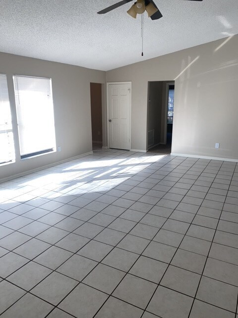 Foto del edificio - NOW AVAILABLE! - 5321 Fox Valley Trail, La...