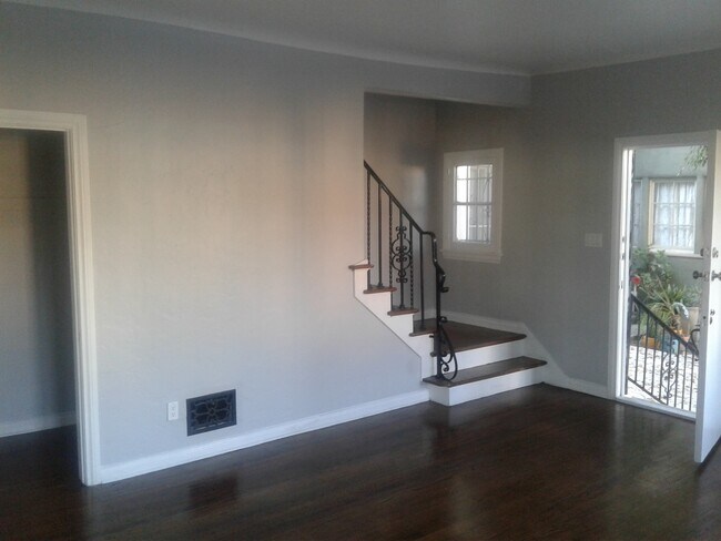 Living room - 857 N Alexandria Ave