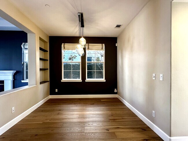 Building Photo - Gorgeous 4 bedroom, 2.5 bathroom home in H...