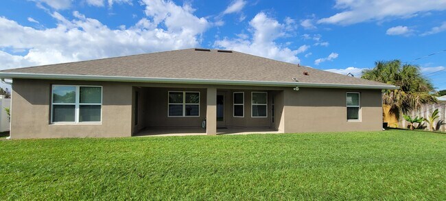 Building Photo - 2802 SE Buccaneer Cir