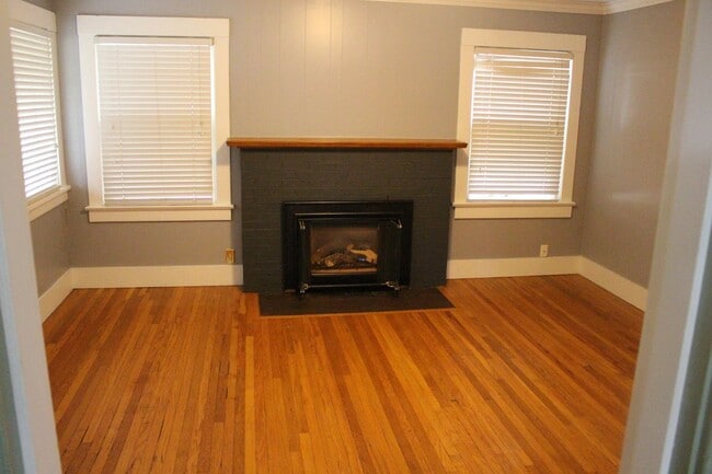 Building Photo - Charming bungalow with bonus office or Art...