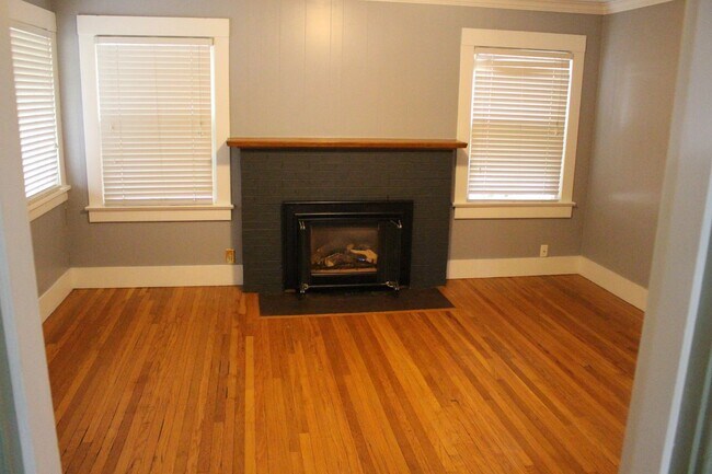 Foto del edificio - Charming bungalow with bonus office or Art...