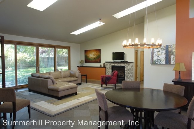 Building Photo - 214 Verano Dr