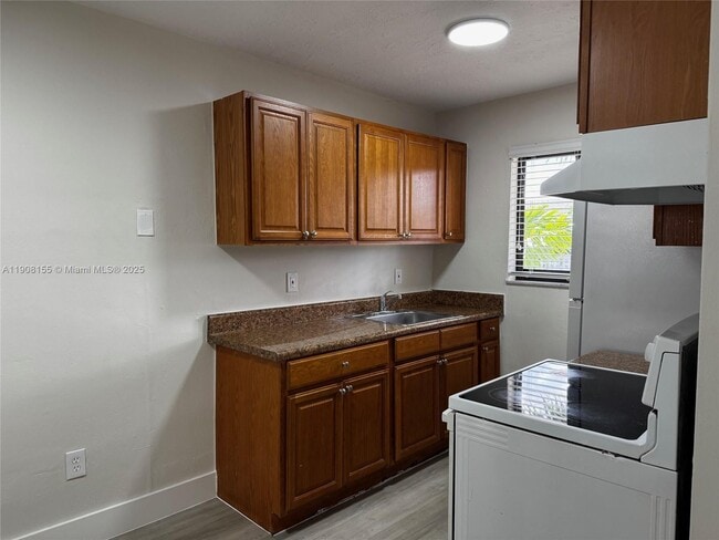 Foto del edificio - 1330 W 29th St