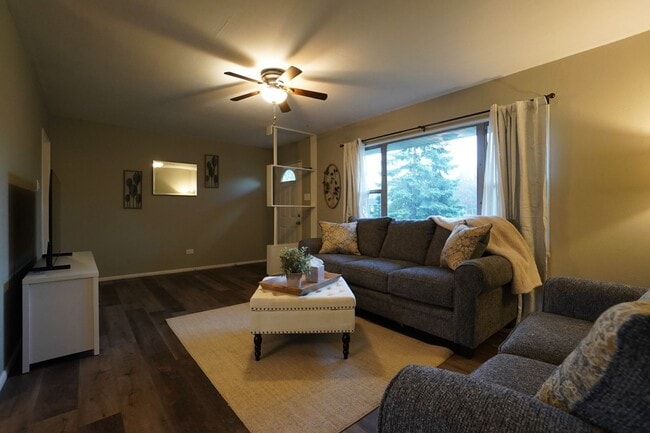 Foto del edificio - 4 Bedroom 2 Bathroom FULLY FURNISHED Home with Fenced in Backyard and 2 Car Garage-  UTILITIES IN...