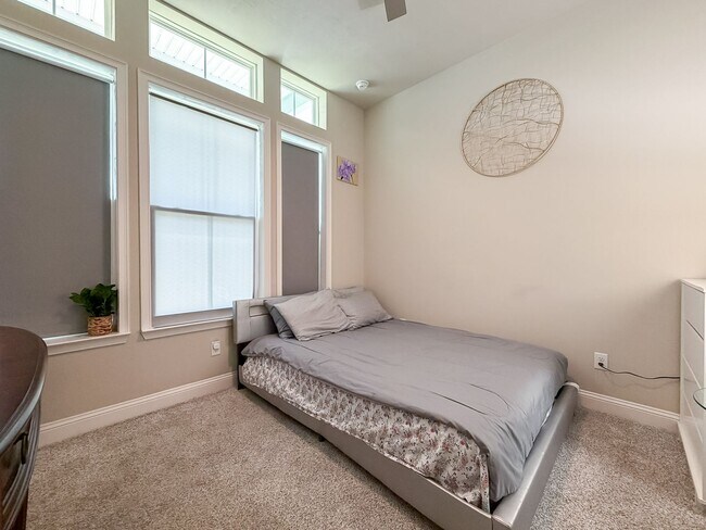 Building Photo - Modern-Luxury 5/4 in Oakmont
