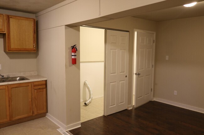 Foto del edificio - 2741 Central Ave