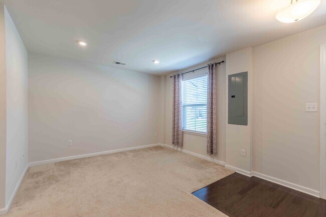 Building Photo - Luxury Townhouse in Stonecliffe of Atwater!