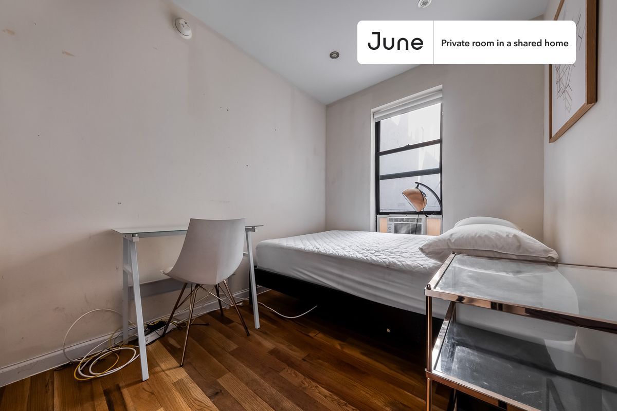 Foto principal - Room in Shared 5 bed/2 bath home