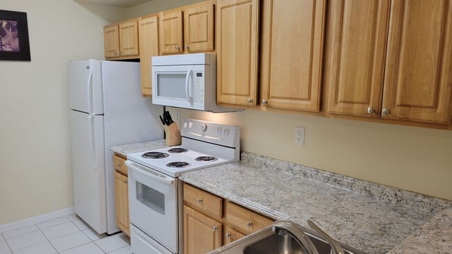 Building Photo - Annual turnkey furnished renovated GATED C...