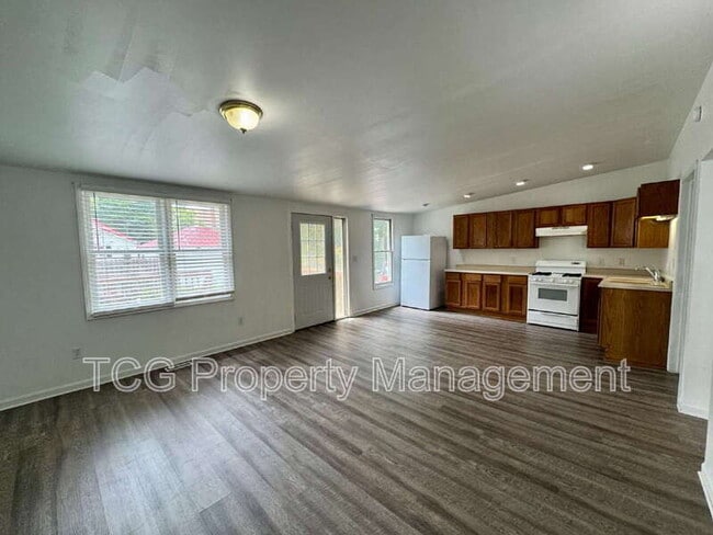 Building Photo - 627 3rd Ave