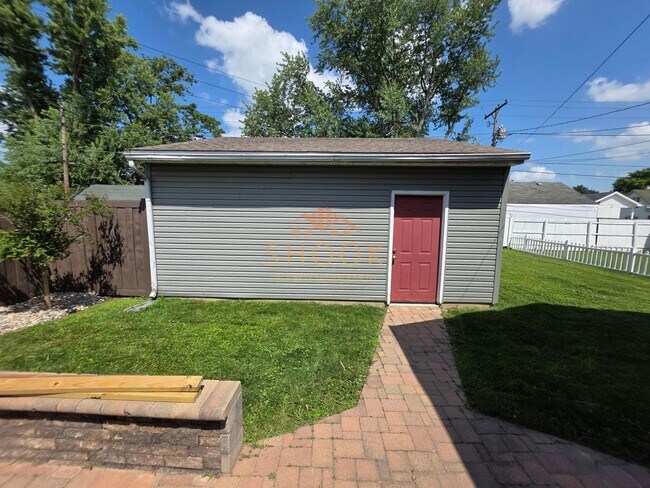 Foto del edificio - LOOK AT THIS 3 BR GEM WITH A BASEMENT UNDE...