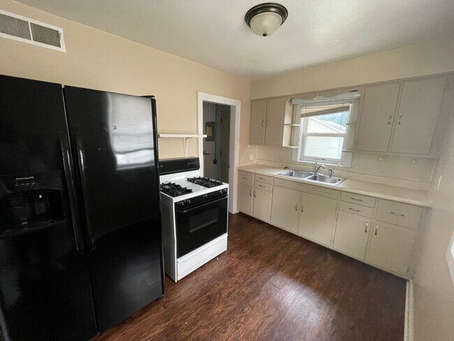 Foto del edificio - 3 bedroom, 1 bathroom and detached garage!