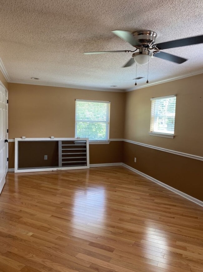 Building Photo - $350 Off First Month! Great 1 bedroom 1 bath located in a great area of NW Cleveland! Leasing Spe...