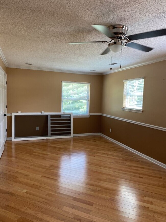 Building Photo - Great 1 bedroom 1 bath located in a great ...