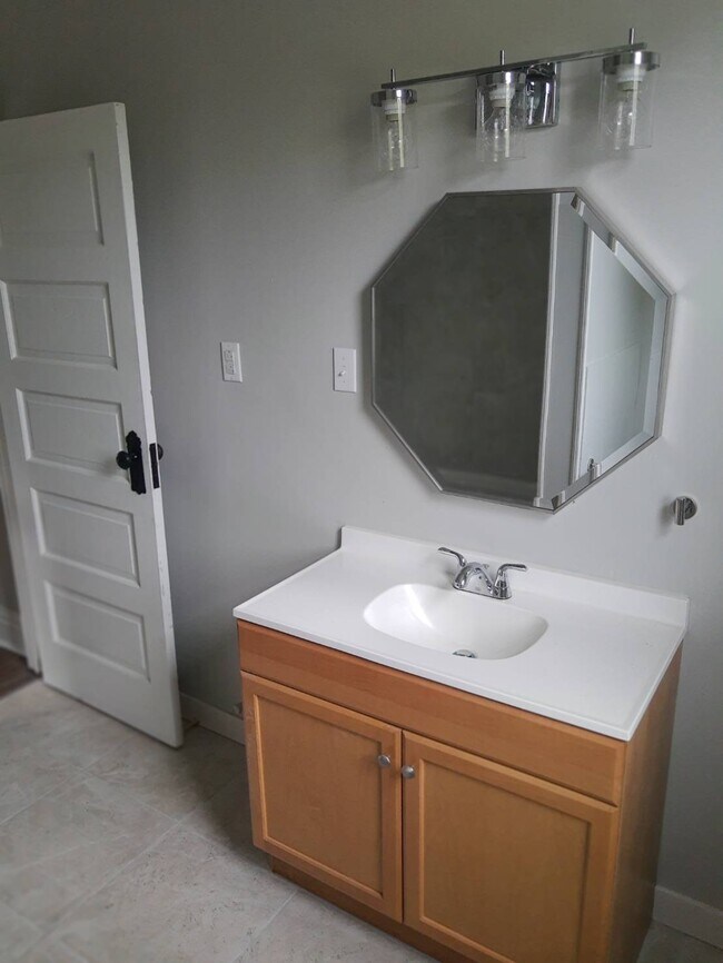 Foto del edificio - 428 N Zane Hwy