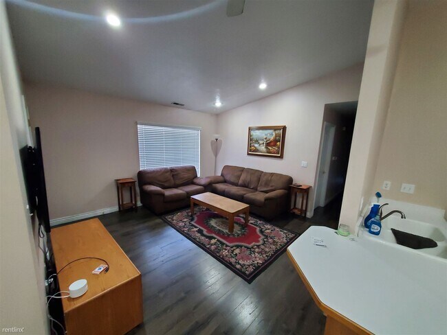 Building Photo - Room for Rent, 2 bath Condo - 1 men privat...