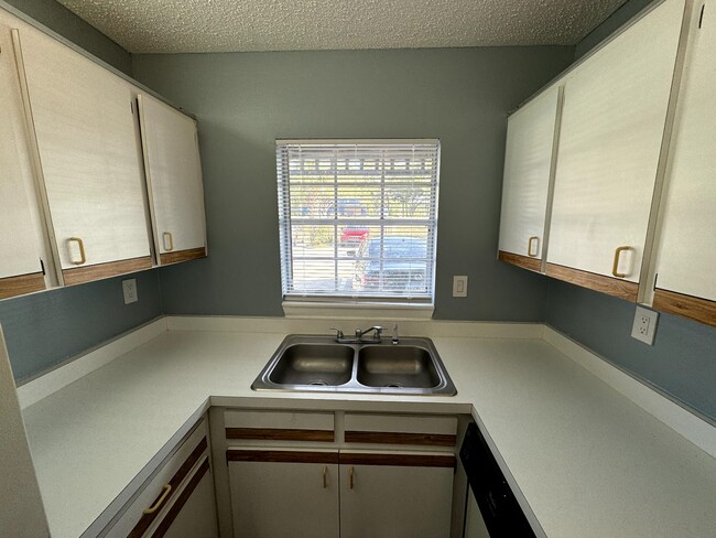 Building Photo - 313 Dirksen Dr