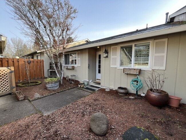 Building Photo - Bright 2 bedroom, 1 bath in a Private community with surrounding amenities in Hillsboro Magnolia ...