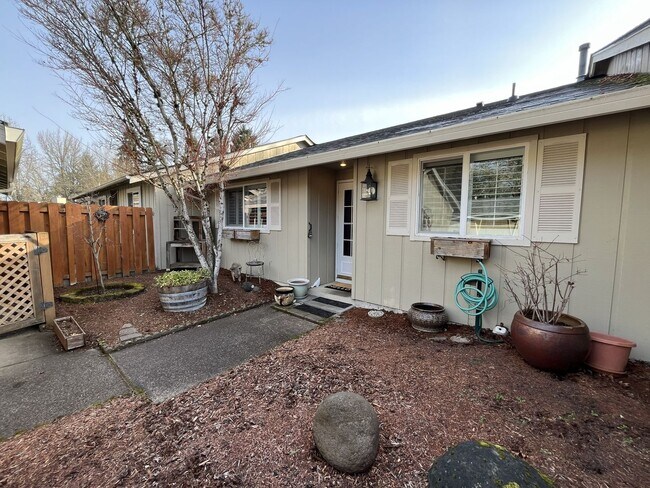 Foto del edificio - Bright 2 bedroom, 1 bath in a Private community with surrounding amenities in Hillsboro Magnolia ...