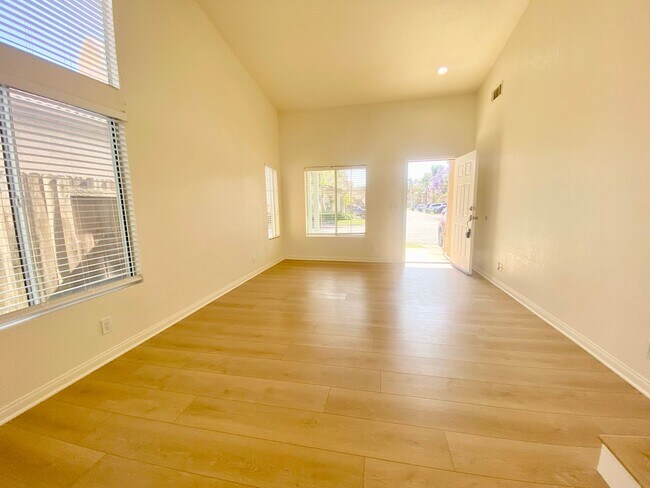 Foto del edificio - Beautiful 3-Bedroom Home in Gated Camarill...